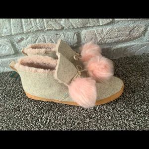 New in box TOMS Nahla ladies size 9 pale mauve two tone bootie slippers